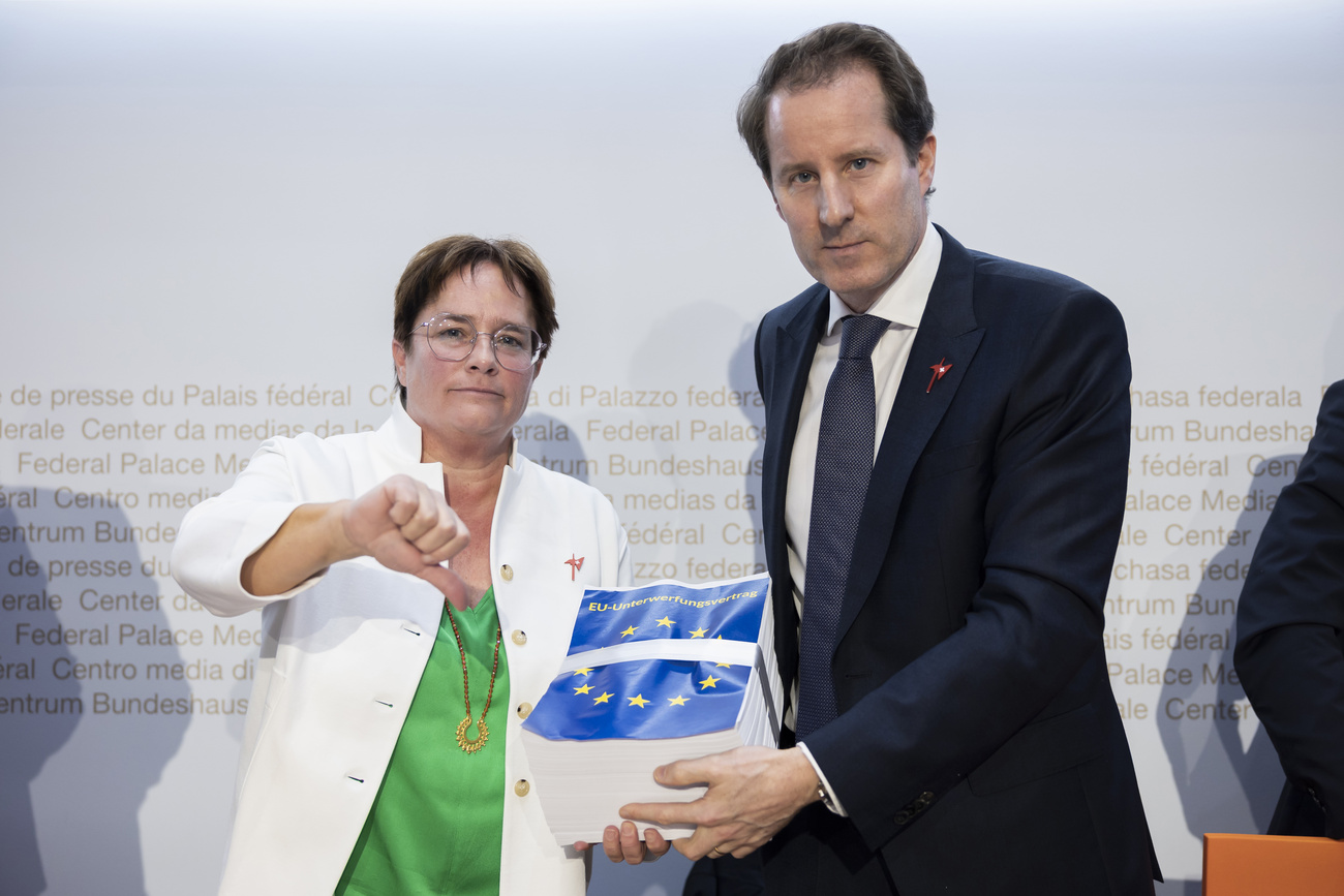Klares Nein zu den neuen Verträgen mit der EU: SVP-Spitzenpolitiker Magdalena Martullo-Blocher und Thomas Aeschi.