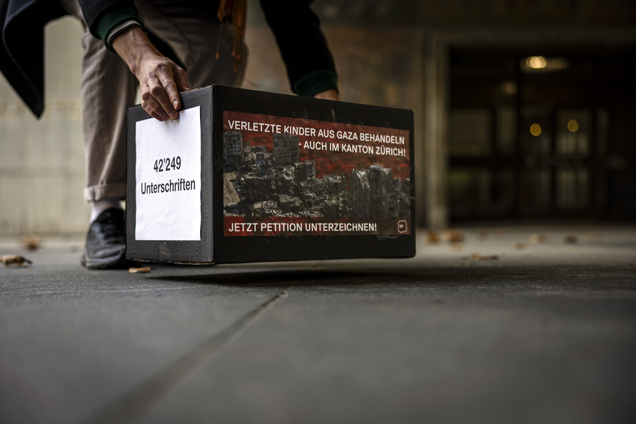 The Social Democratic Party of canton Zurich has handed over a petition signed by more than 40,000 people asking the authorities to take in some of the injured Palestinian children.
