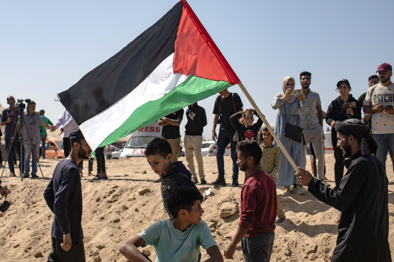 Humanitarian aid for Gaza, the village of Brienz and self-driving taxis top today’s Swiss news.