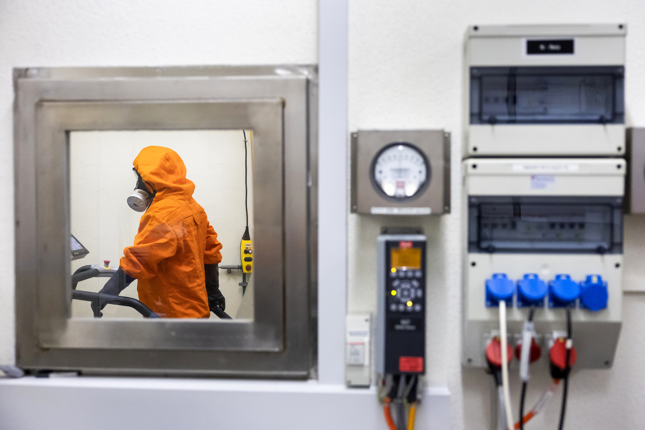 Persona in tuta isolante in camera stagna