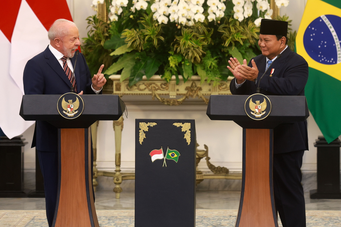 Lula e o presidente da Indonésia Prabowo Subianto dão entrevista coletiva no palácio presidencial em Jacarta, 23 de outubro de 2025.