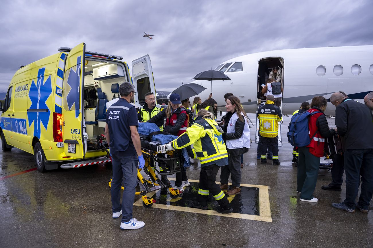 Ambulanza davanti ad aereo