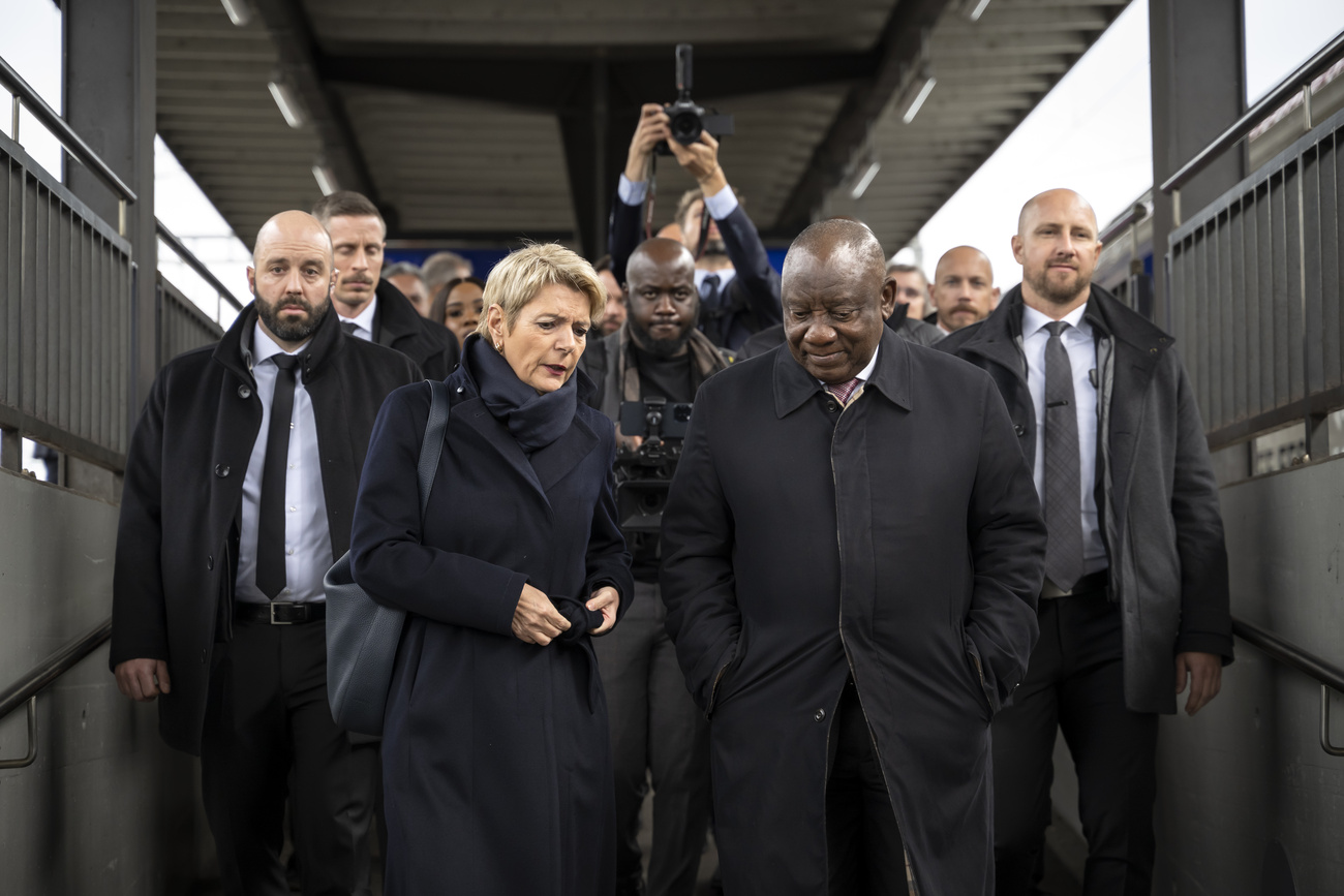 La presidente della Confederazione svizzera Karin Keller-Sutter, a sinistra, parla con Cyril Ramaphosa, presidente della Repubblica del Sudafrica, a destra, dopo il loro arrivo alla stazione ferroviaria di Uzwil, giovedì 30 ottobre 2025 a Uzwil, Svizzera. Ramaphosa è in visita di Stato di due giorni in Svizzera.