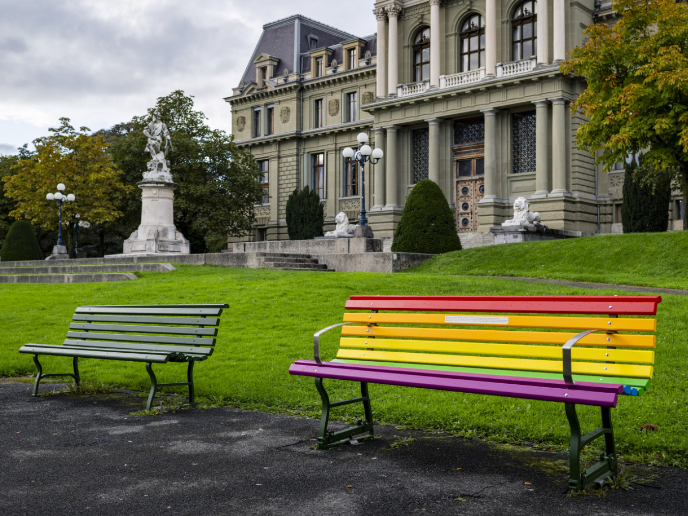 Vandalised benches: Lausanne City Council lodges a complaint