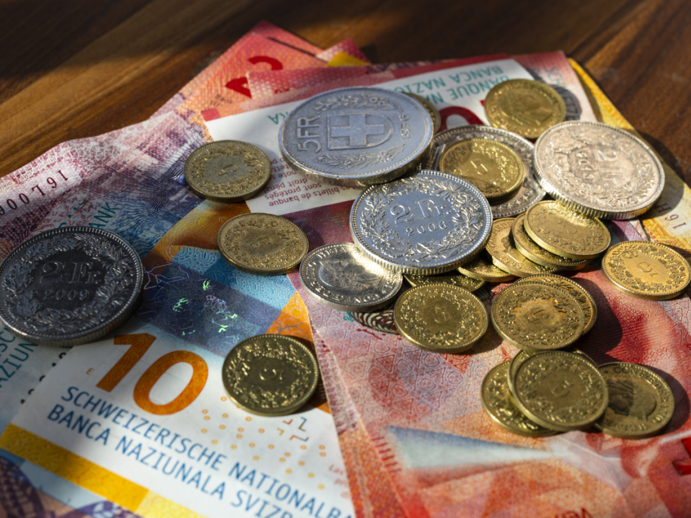 biglietti e monete di franchi svizzeri