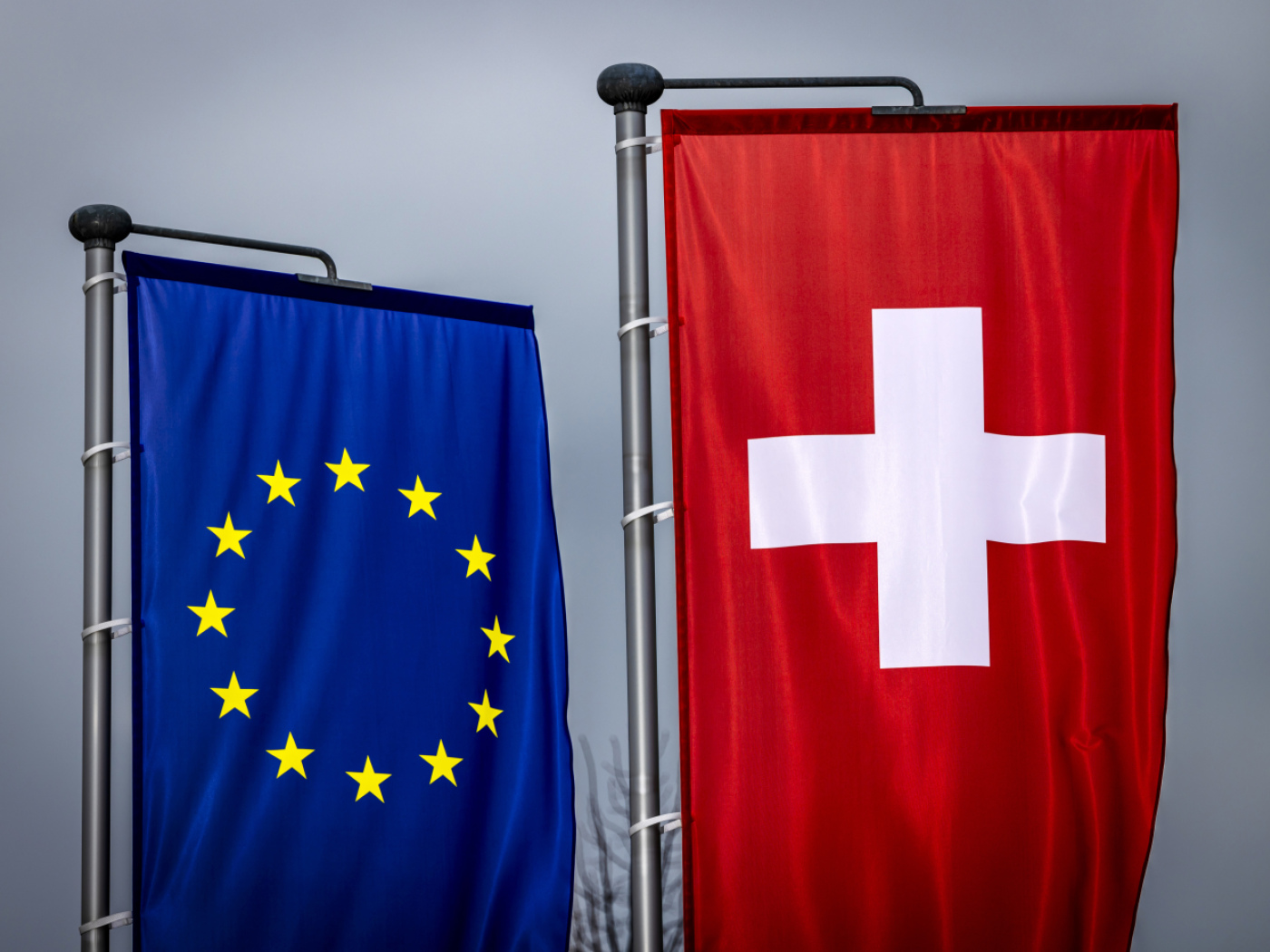 bandiera ue accanto a bandiera svizzera