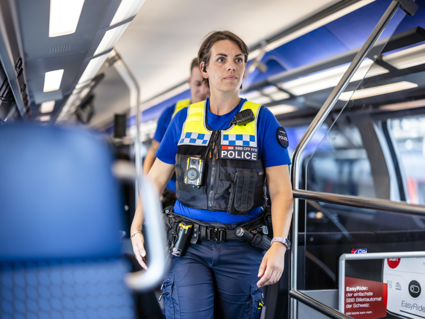 agente donan della polizia ferroviaria a bordo di un treno