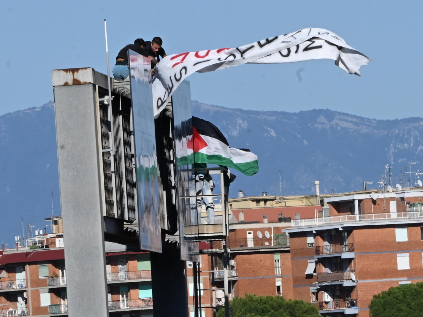Embassy team visits Swiss Gaza activists in prison