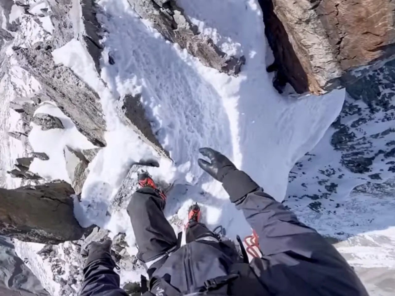 POV di arrampicata su neve e ghiaccio