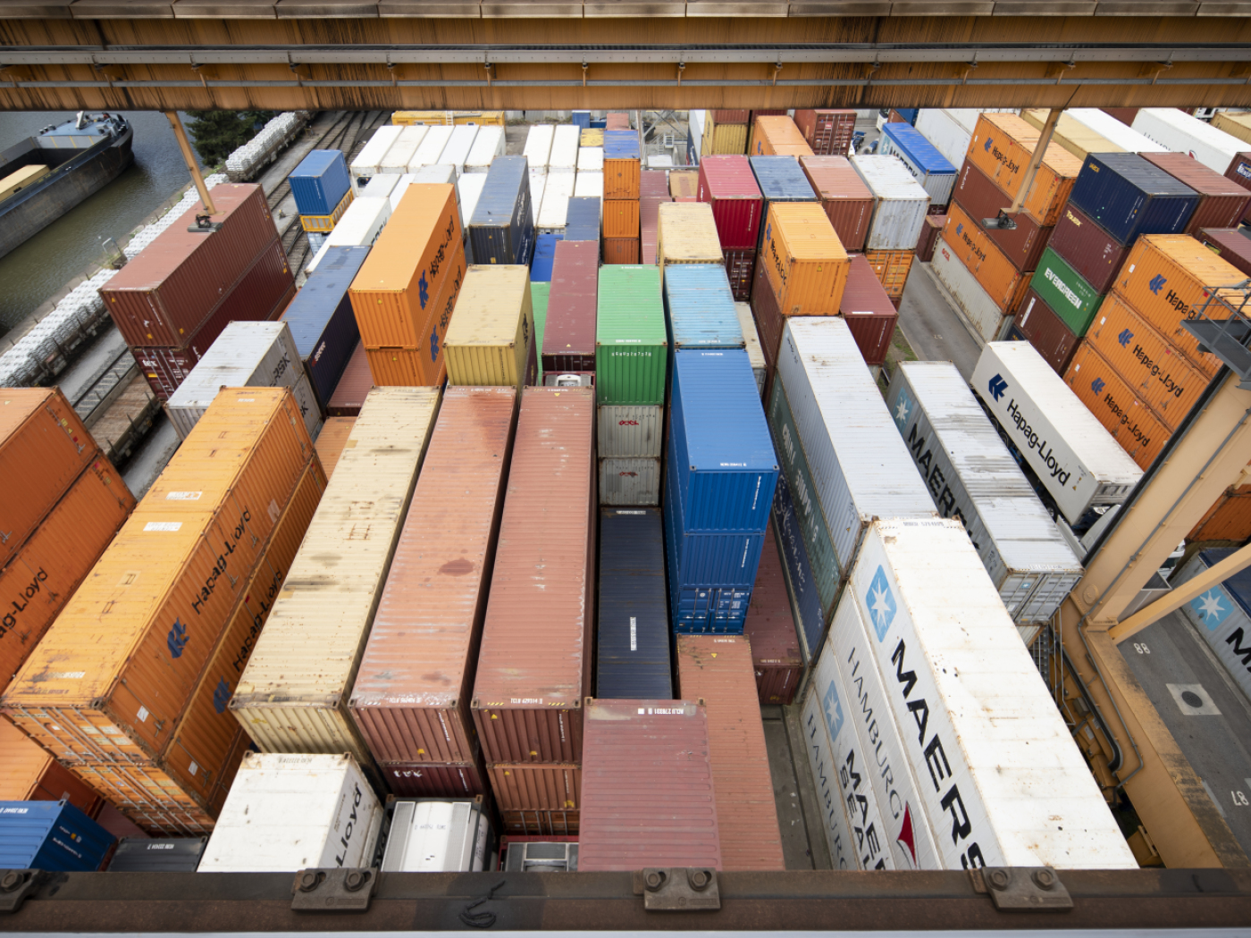 decine di container in un porto