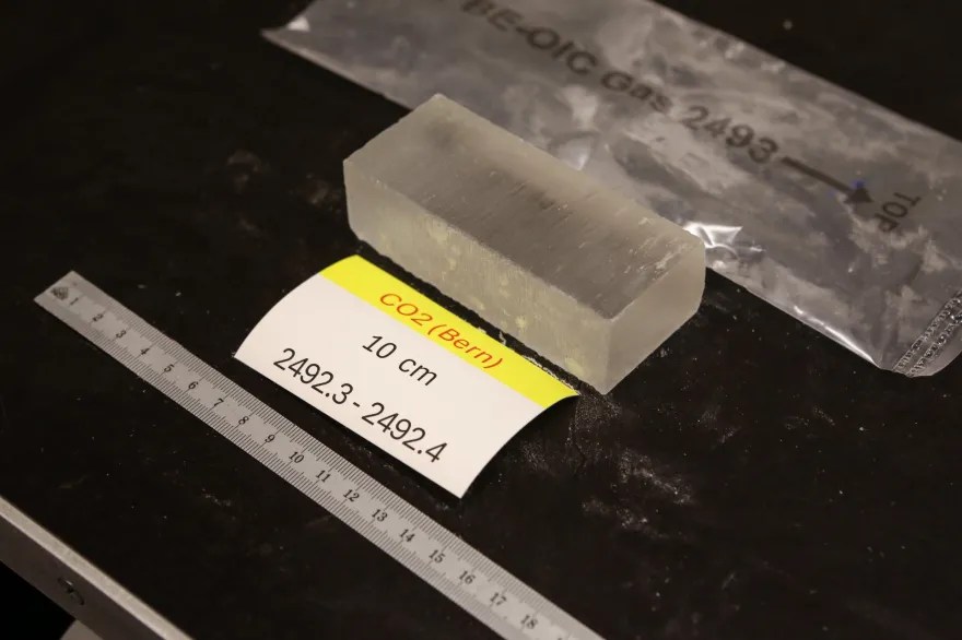 在南極2492公尺深處提取的冰樣已準備就緒，即將進行分析。