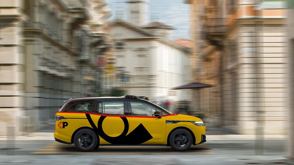 Veicolo con colori e logo di Autopostale