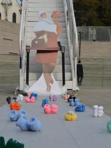 “无声的母亲和孩子”组织在圣地亚哥设立的纸板装置。