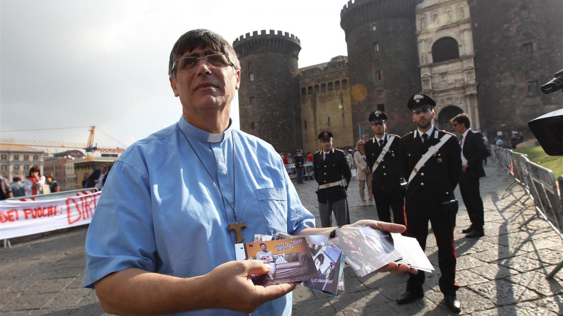 Don Maurizio con dei carabinieri.