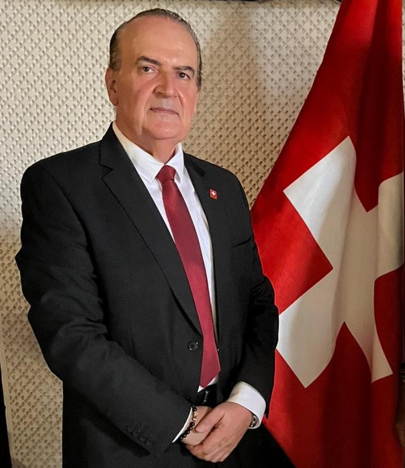 Max Rosari est Bernois d'origine et a vécu pendant une quinzaine d'années à Genève, avant de s'installer au Maroc.