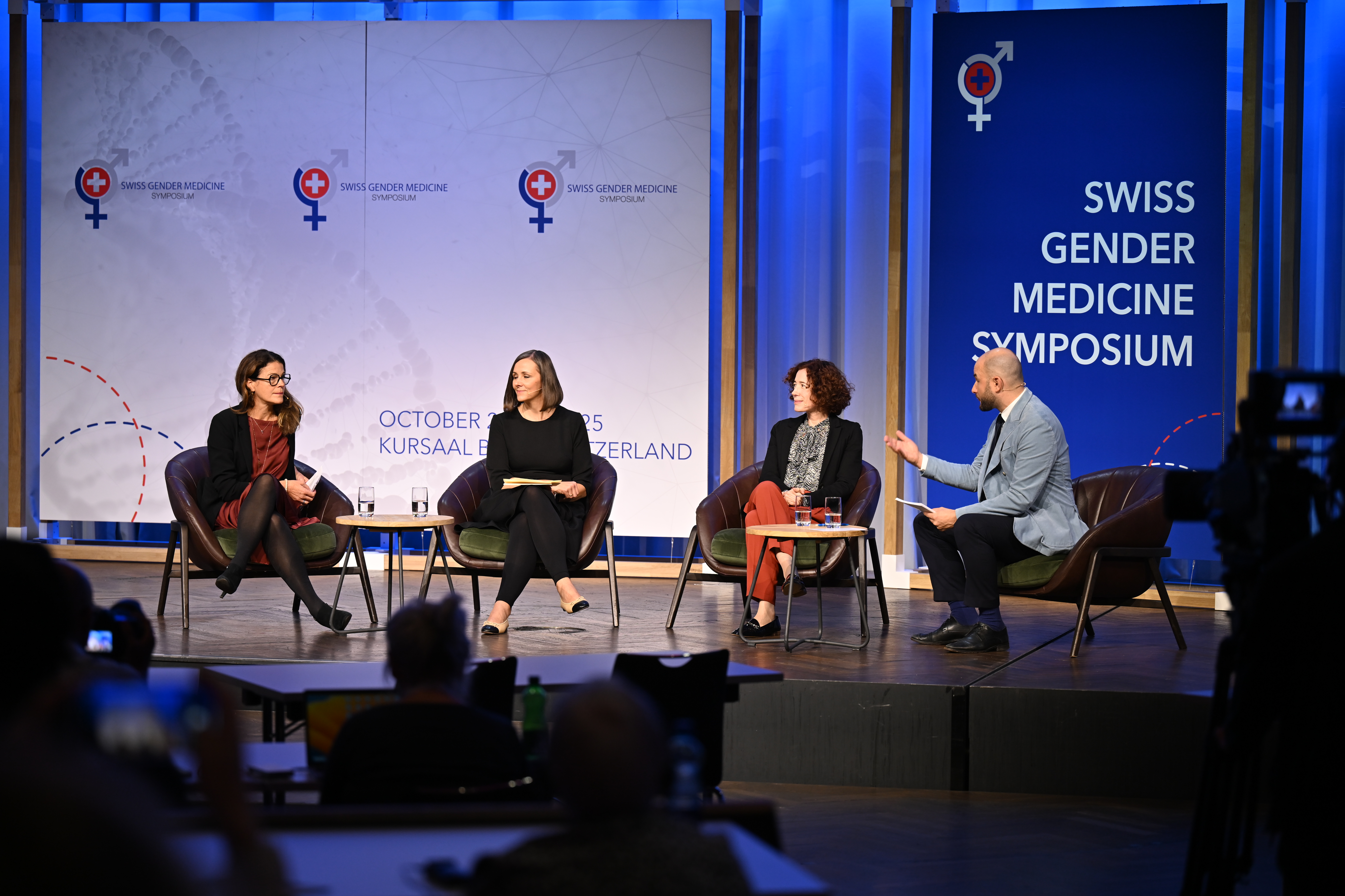 Quatre personne sur un podium débattant de la médecine genrée
