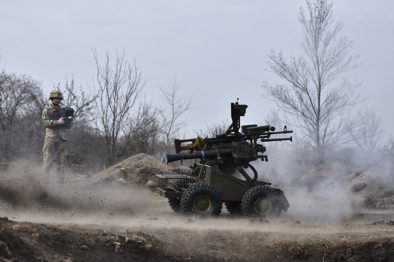 Украинские военные тестируют беспилотный наземный транспорт (БНТ) на полигоне в Запорожской области. Фото пресс-службы 65-й механизированной бригады Украины.