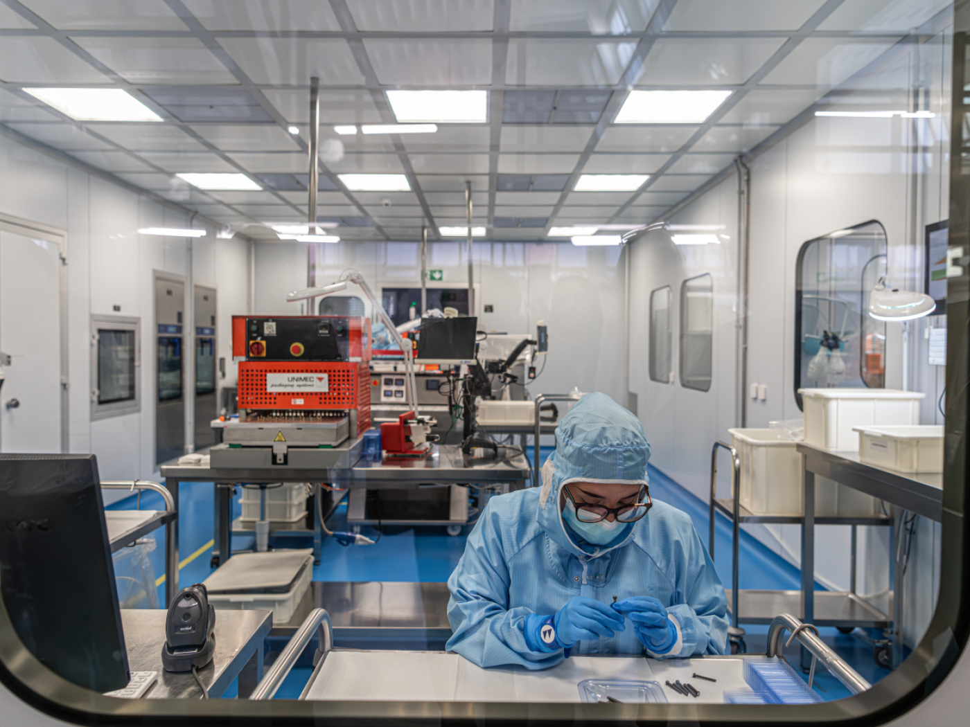 persona al lavoro in un laboratorio