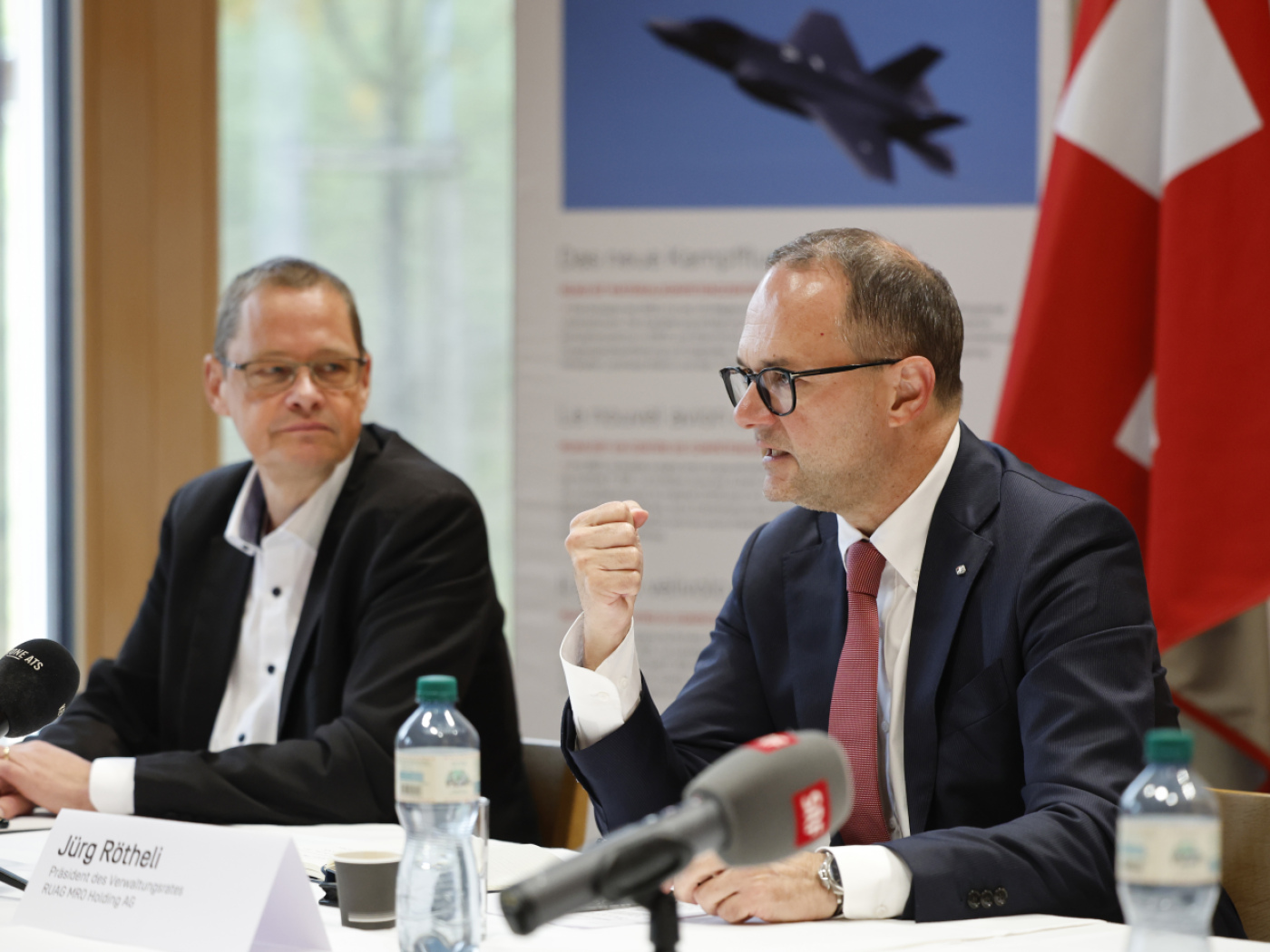 persone fotografano un aereo f35 a