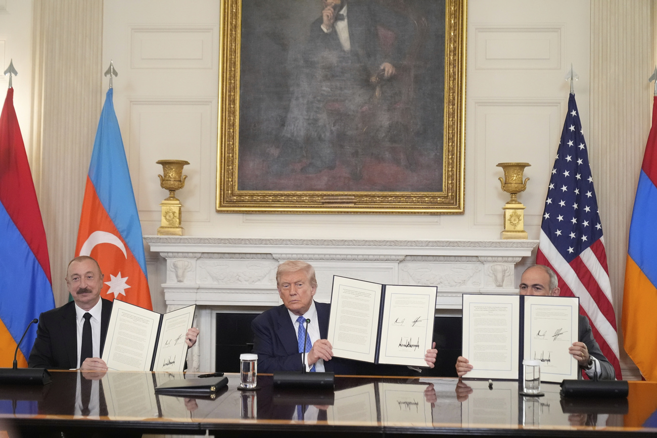 Le président américain Donald Trump, accompagné du Premier ministre arménien Nikol Pachinian (à droite) et du président azerbaïdjanais Ilham Aliev,