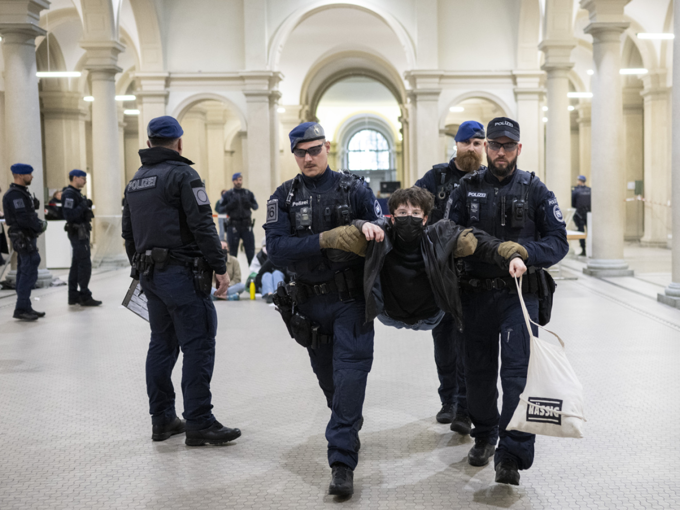 polizia trasporta un manifestante
