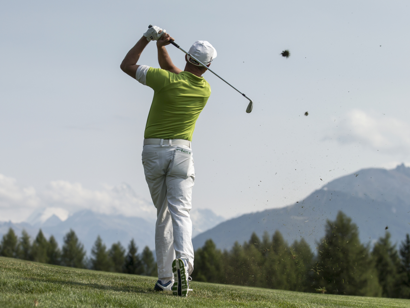 Ein Mann spielt Golf