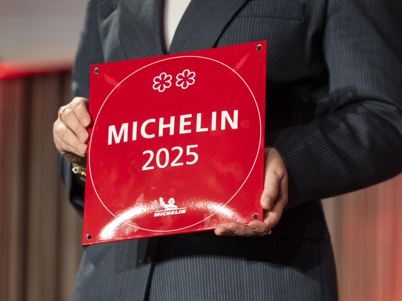 Ресторанный гид Michelin увеличил число отмеченных звёздами заведений в стране.