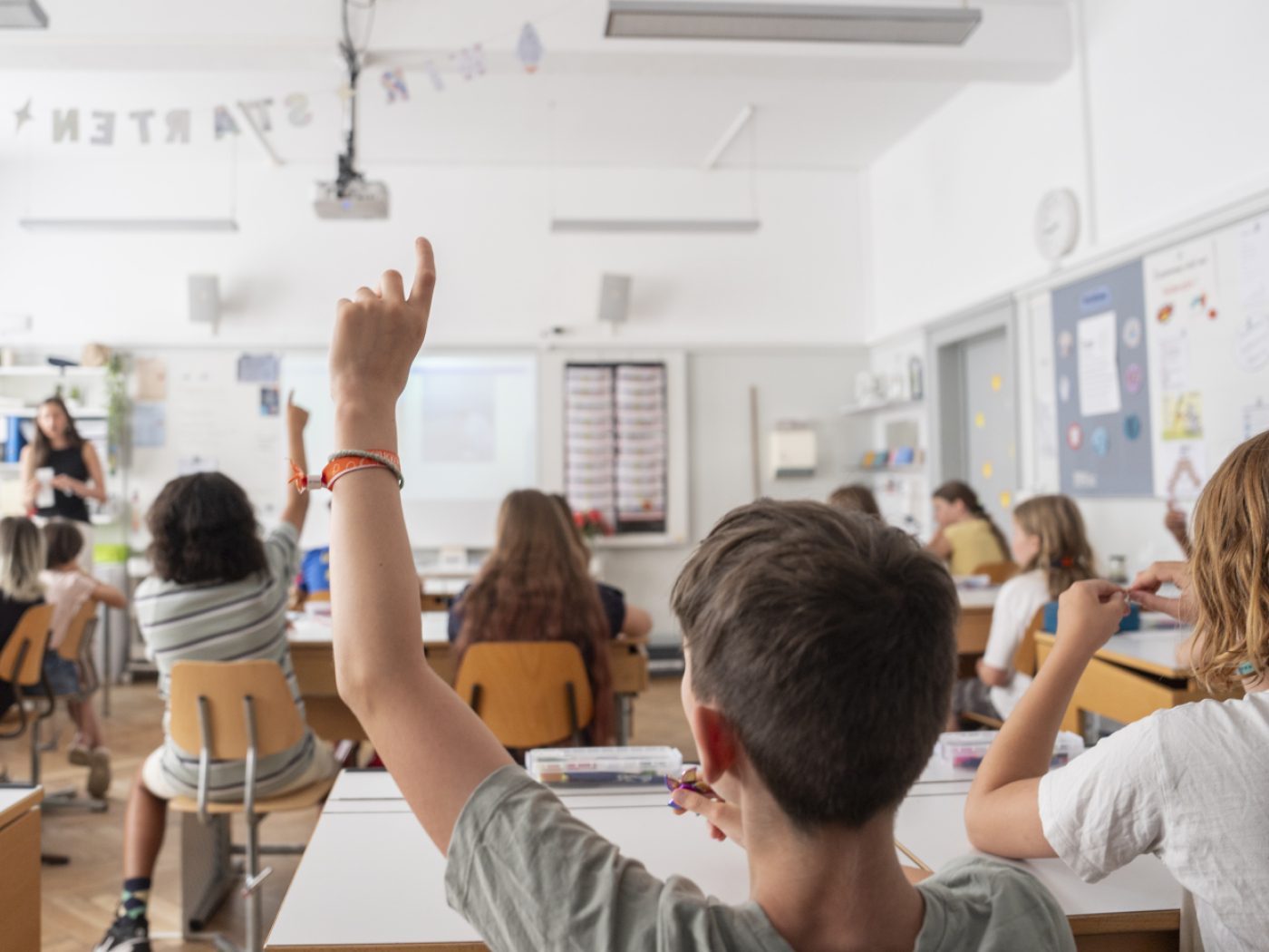 aula con bambini fotografati di spalle