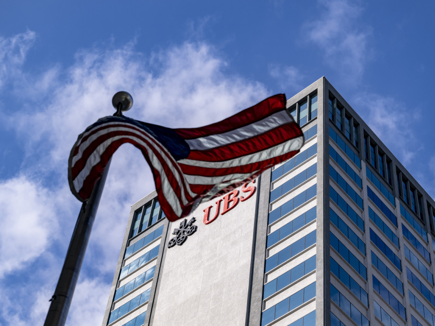 edificio UBS con bandiera USA