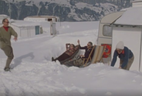 Menschen am Campen i m Schnee