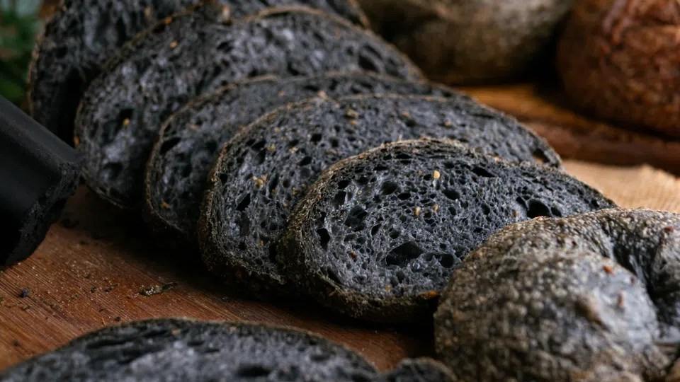 Kohle färbt Brot und andere Lebensmittel schwarz. Dem Verzehr von Kohle wird eine reinigende Wirkung nachgesagt. Aber Vorsicht: Da Aktivkohle neben Gift- auch wichtige Nährstoffe bindet, sollte sie nur in geringen Mengen verzehrt werden.