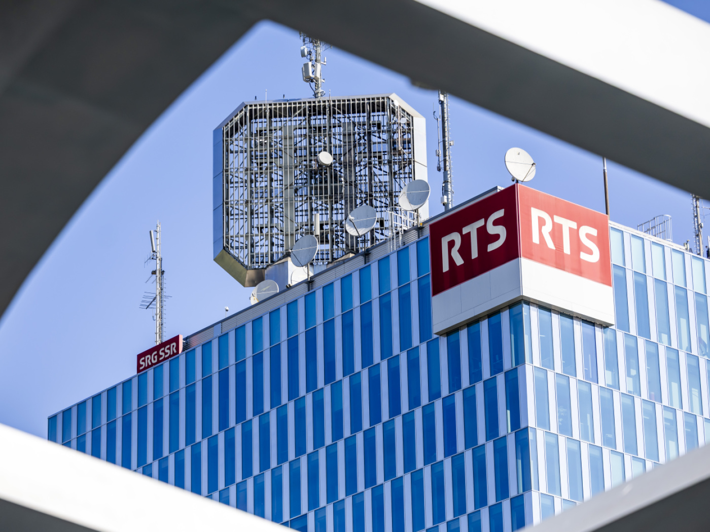 Poll: Swiss in favour of reducing SRG licence fees