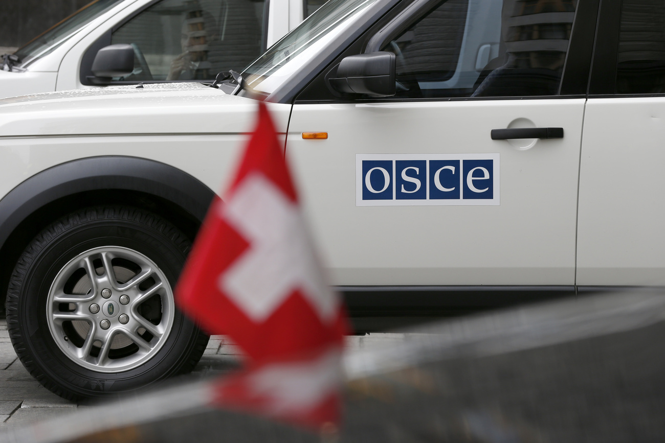 auto e bandiera svizzera