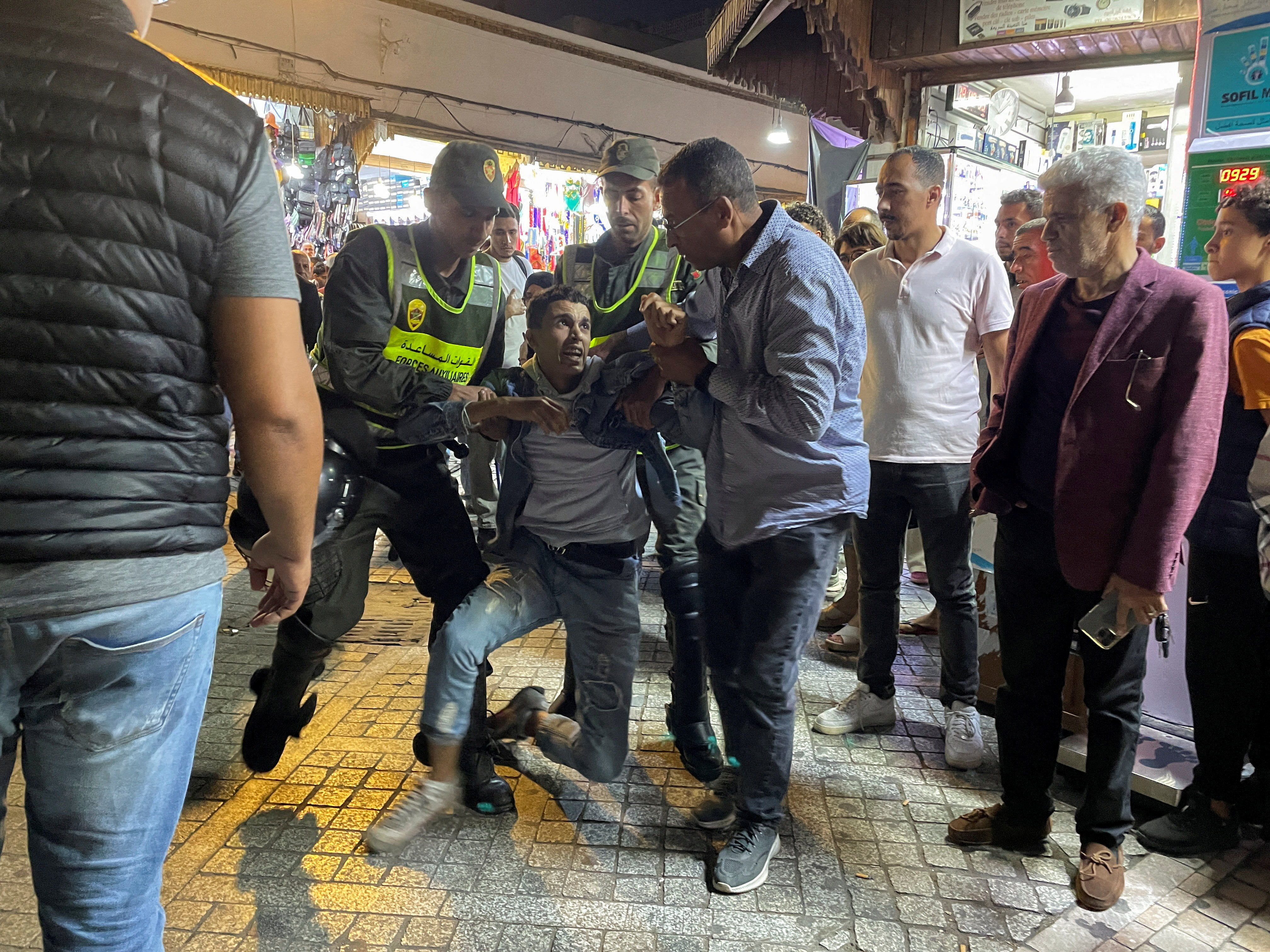 أعمال عنف في احتجاجات الشبان بالمغرب ومقتل شخصين - SWI swissinfo.ch