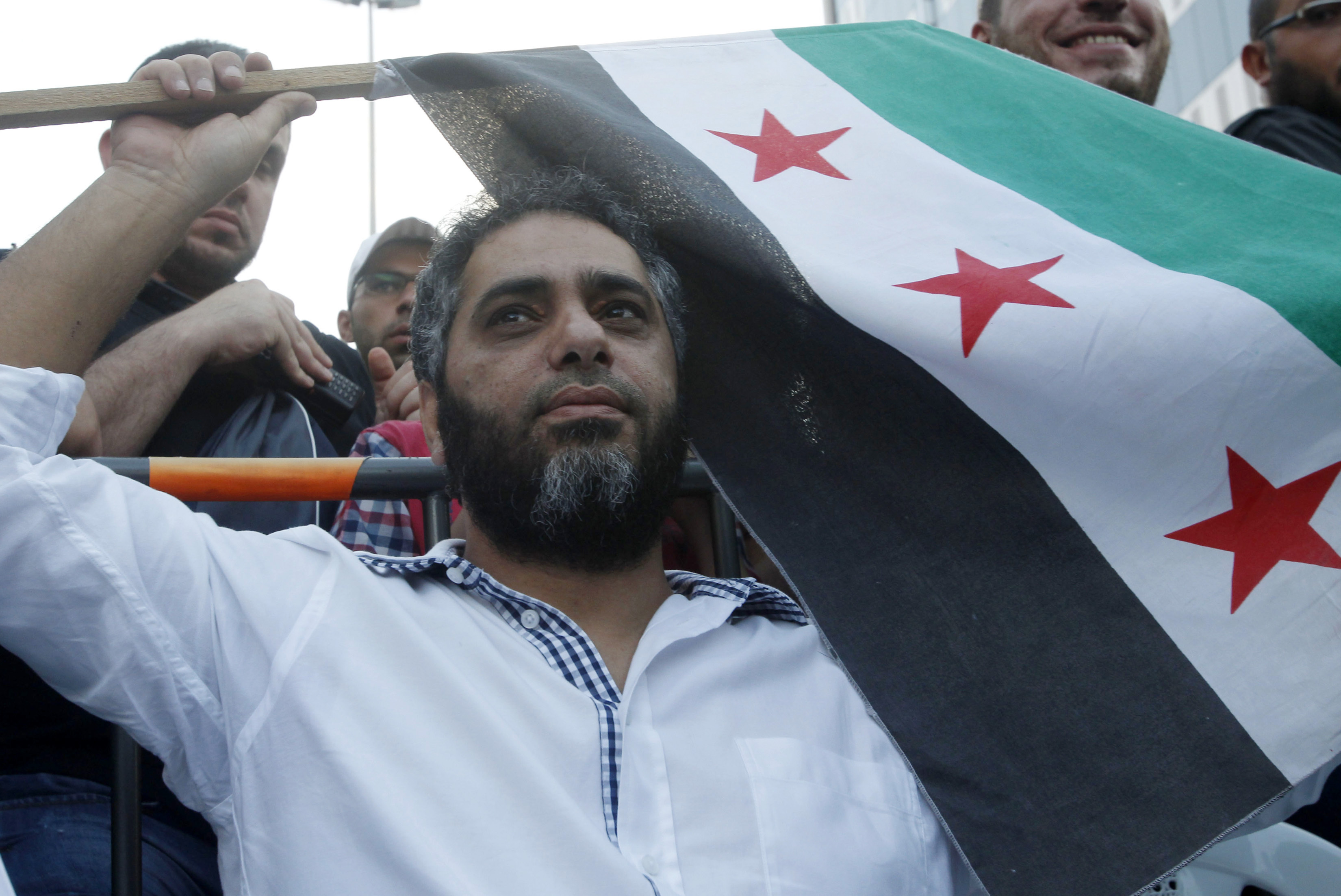 المغني فضل شاكر يسلم نفسه للجيش اللبناني بعد فراره من العدالة لسنوات