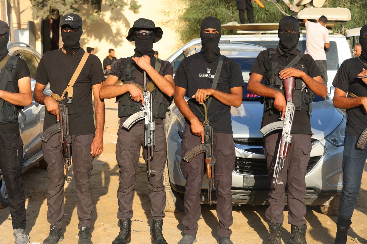 في استعراض للقوة.. حماس تنشر مقاتلين في غزة بالتزامن مع إطلاق سراح الرهائن