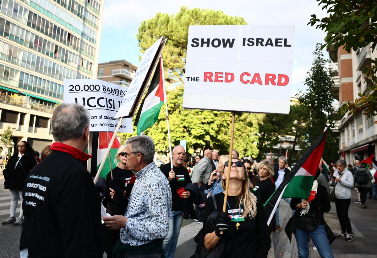 مؤيدون للفلسطينيين يحتجون قبل لقاء إيطاليا وإسرائيل بتصفيات كأس العالم لكرة القدم