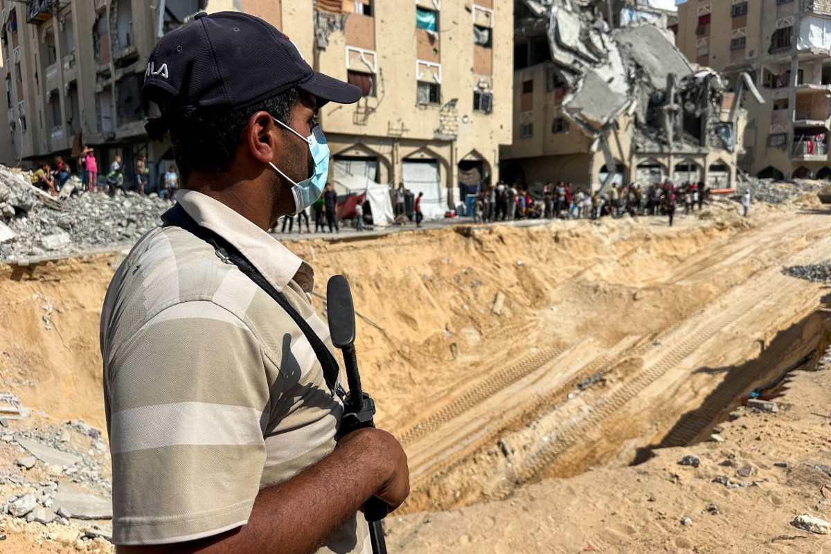 الجناح العسكري لحماس يقول إنه سيسلم جثماني رهينتين يوم الثلاثاء
