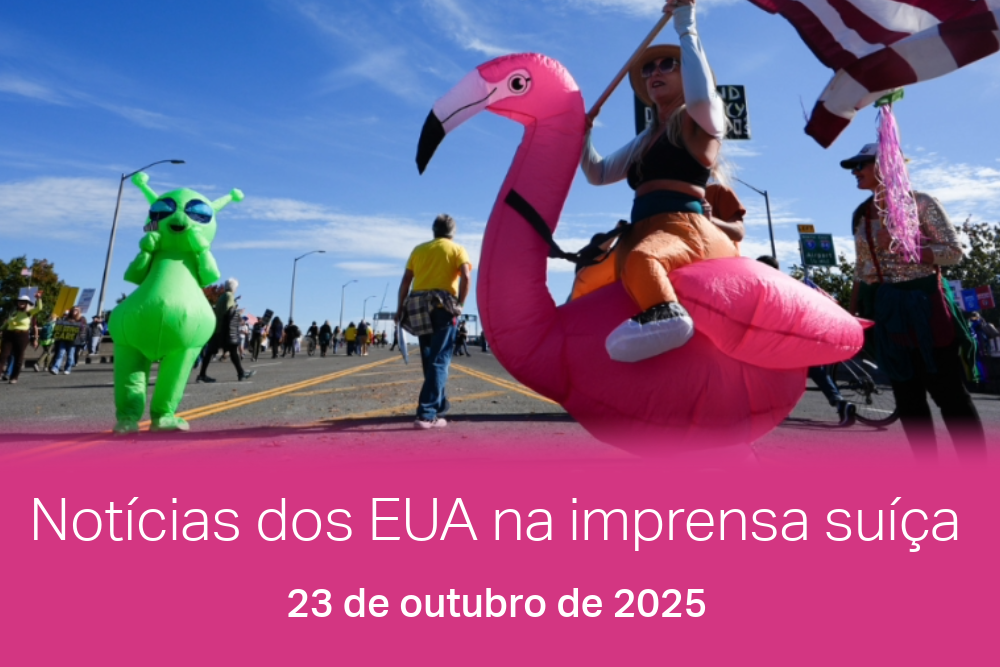 Pessoas com bonecos infláveis