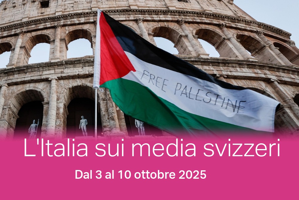 bandiera palestinese con sullo sfondo il colosseo