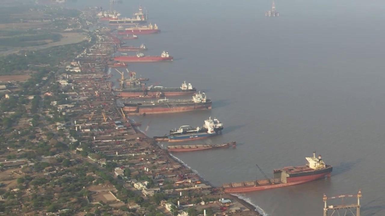 Luftaufnahme eines Hafens mit vielen grossen, alten Schiffen