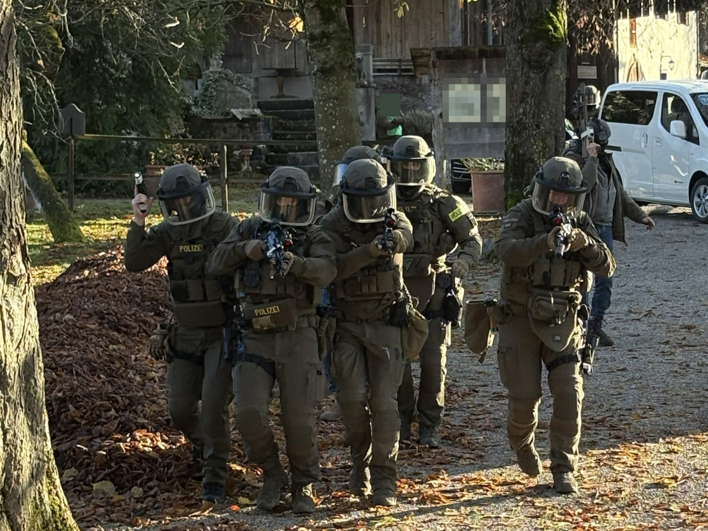 agenti in tenuta tatica durante l'esercitazione