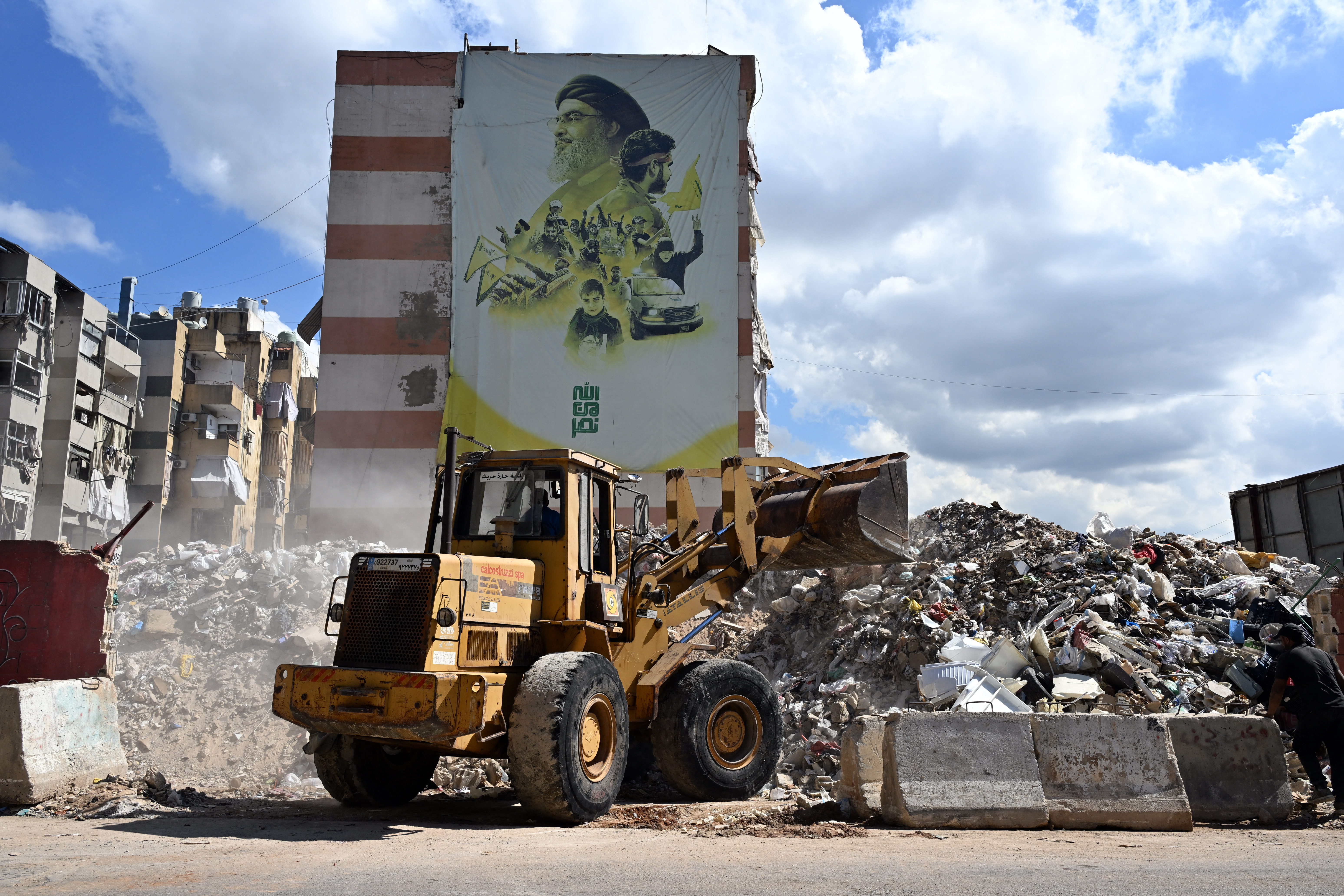 Ein Bagger vor einem Gebäude