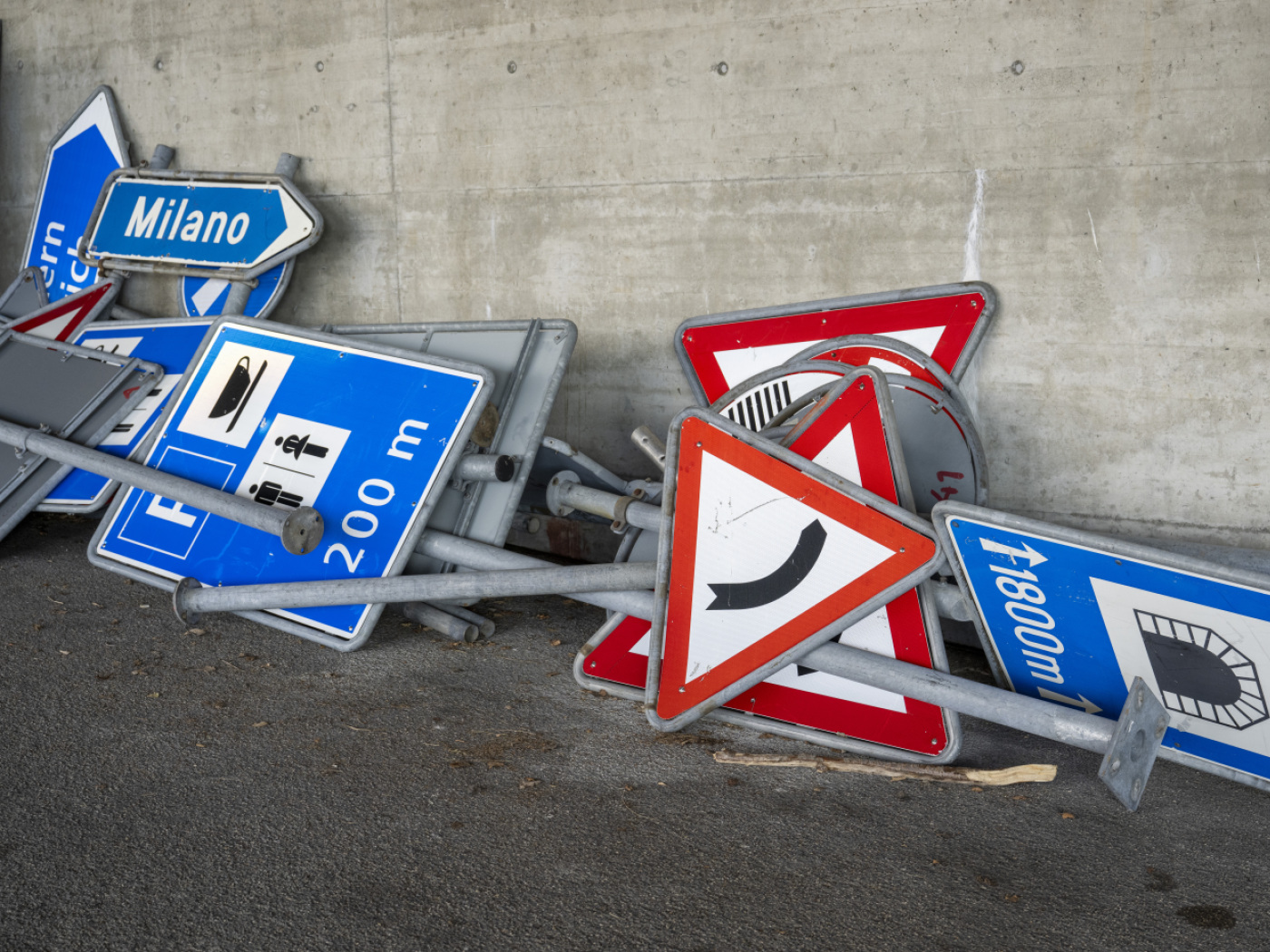 cartelli stradali ammassati a bordo strada