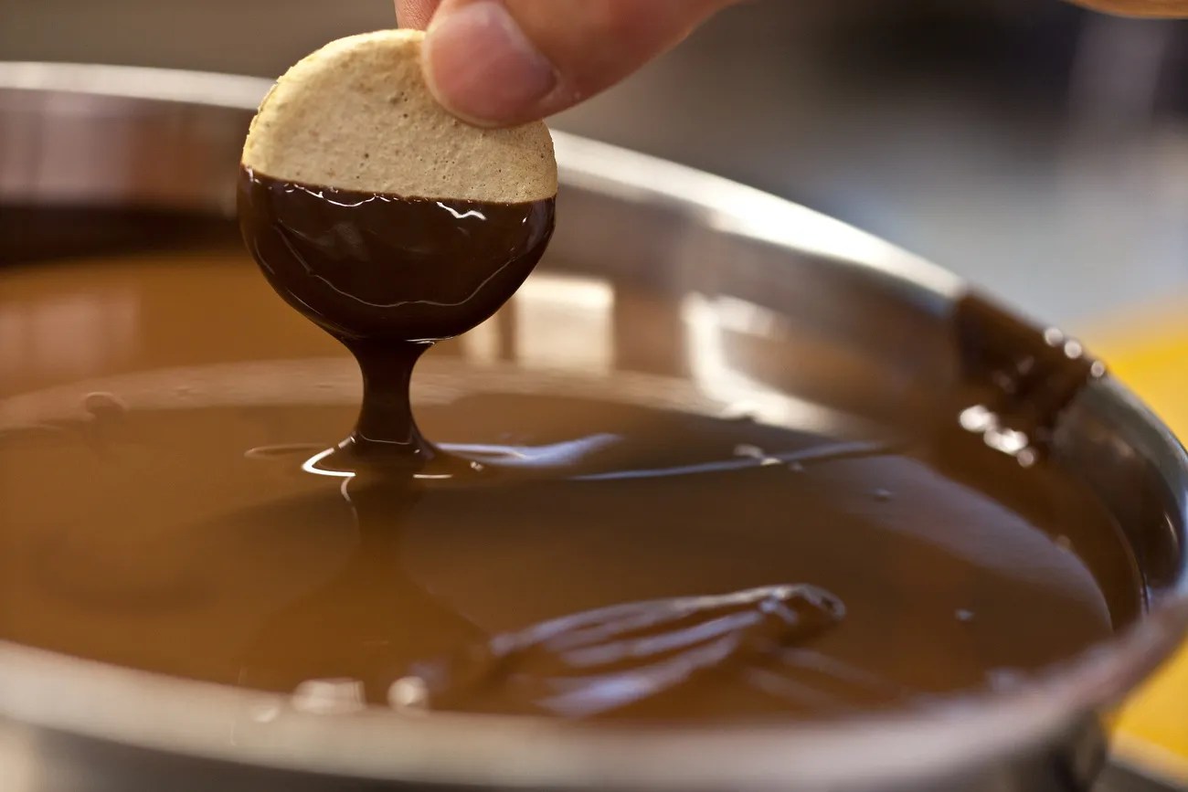 從蛋白飲料到巧克力曲奇，各類調味料與填充劑號稱能在不影響口味的情況下，將可可粉用量減少多達50%。