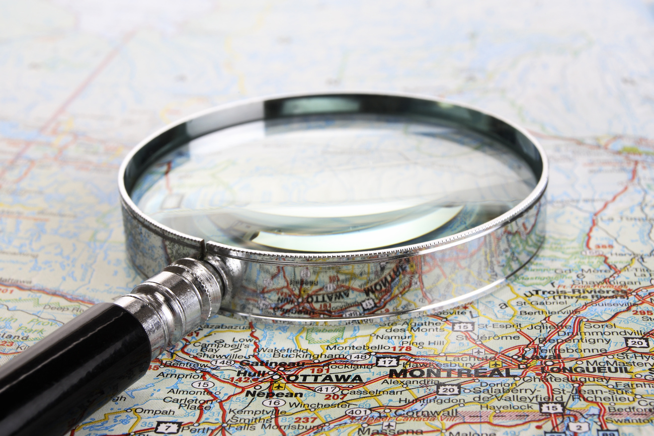une loupe sur une carte du monde