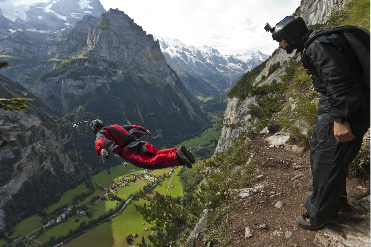 basejumper pochi istanti dopo il salto