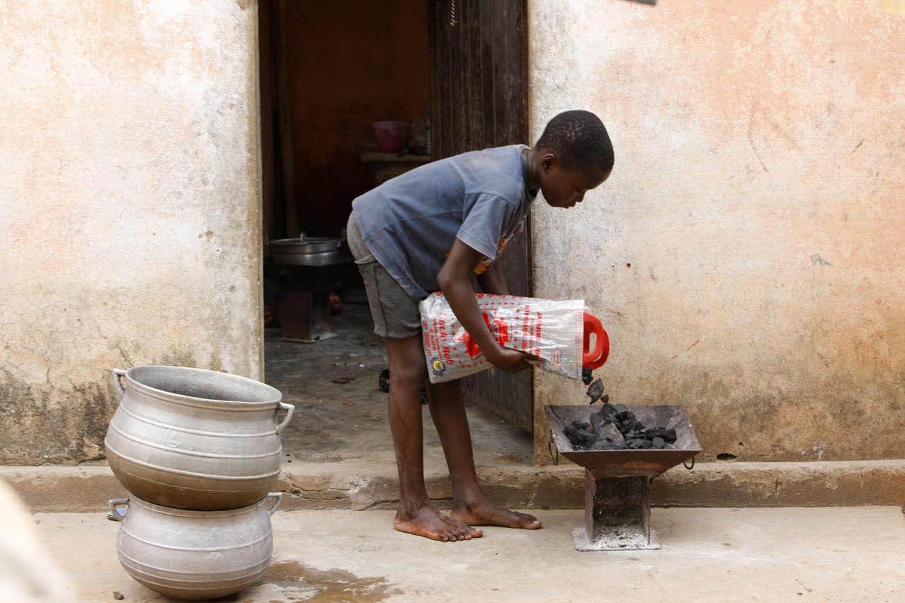 The introduction of more efficient and climate-friendly cookers is among the projects that industrialised states finance in developing countries to offset their emissions.