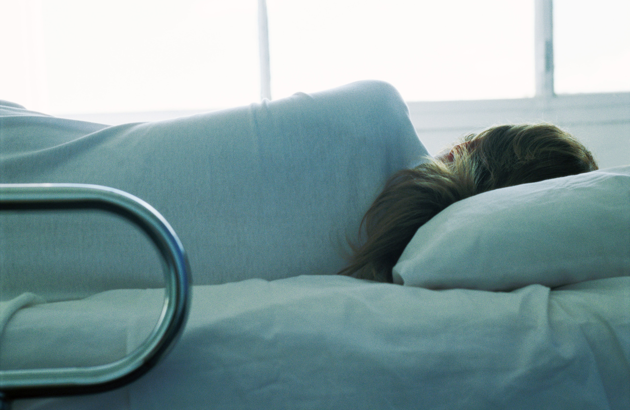 Female patient lying in hospital bed (KEYSTONE/PHOTOALTO "S/Michele Constantini)