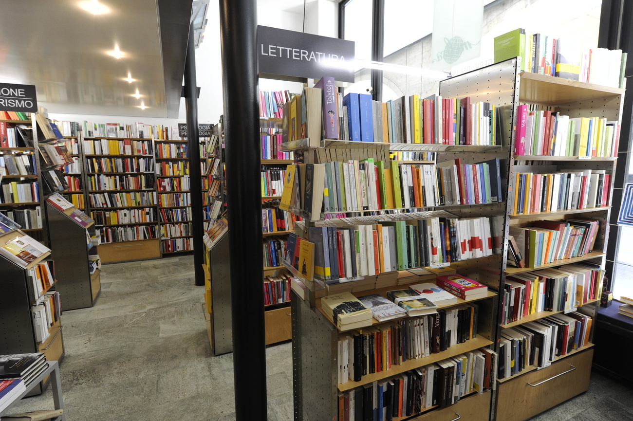 Scafali in una libreria.